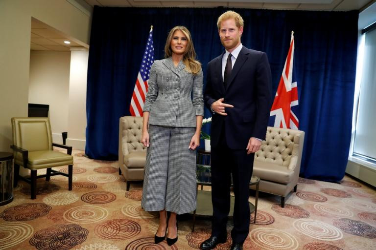 Η σατανική χειρονομία του πρίγκηπα Χάρι  δίπλα στη Μελάνια Τραμπ (εικόνες, βίντεο)